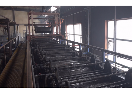 How is the hot dip galvanizing layer formed on the screw surface?