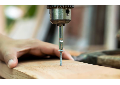 What are the applications of screws in the construction industry?