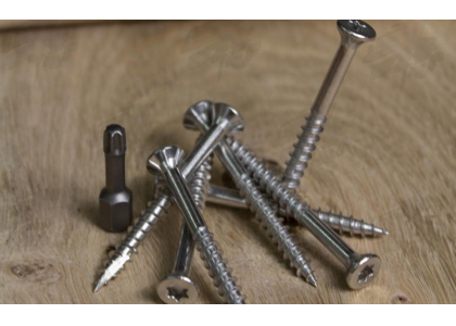 A solution that keeps stainless steel screws tight and eliminates magnetism