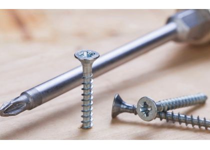 What are the main differences between colored zinc screws and white zinc screws?