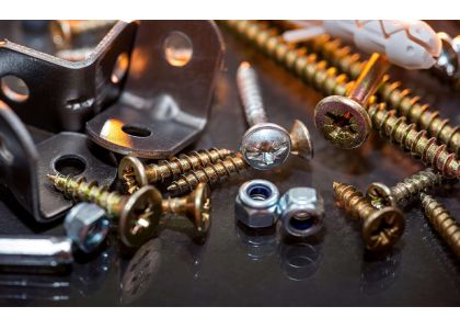The difference between screws and bolts